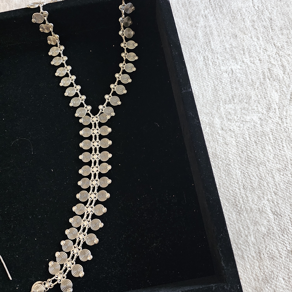 Elegant Gold Swirl Necklace